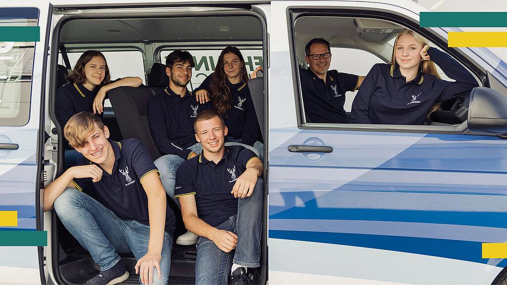 HirschmannAutomotive_Appreticeships_6.jpg aus dem Lehrlingsbüsle steigen zwei Lehrlinge aus